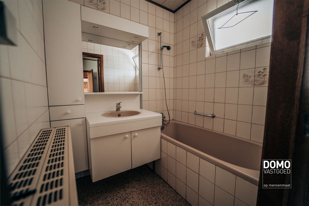 Ruime boerderij met stallingen en een prachtig groen uitzicht. 