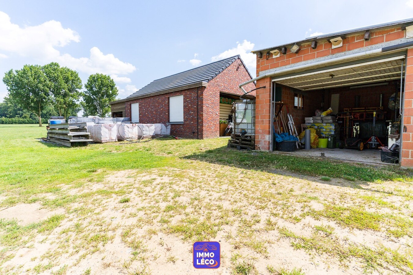 Nouvelle construction à parachever avec atelier, érigée sur 838m² ! SUPER POTENTIEL ! 