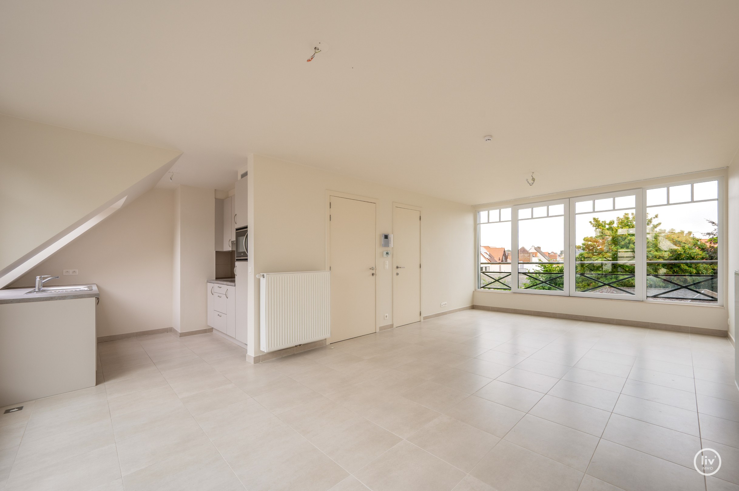 Appartement penthouse récemment rénové, situé au calme près du marché aux légumes. 