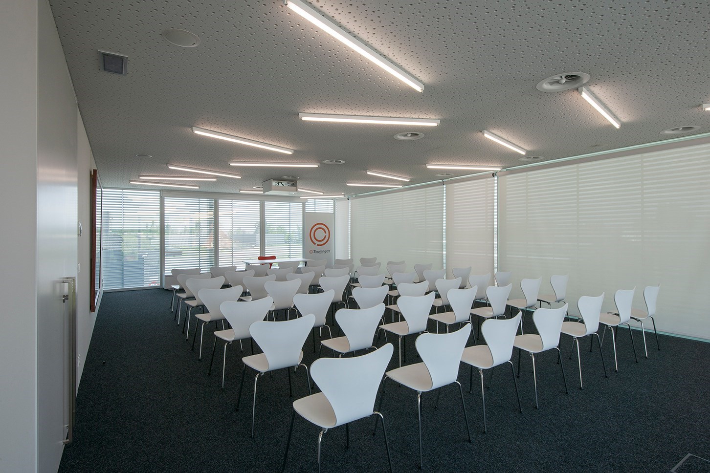 Instapklare kantoorruimte  (32 m²) met parking en alle faciliteiten inclusief, Torhout. 