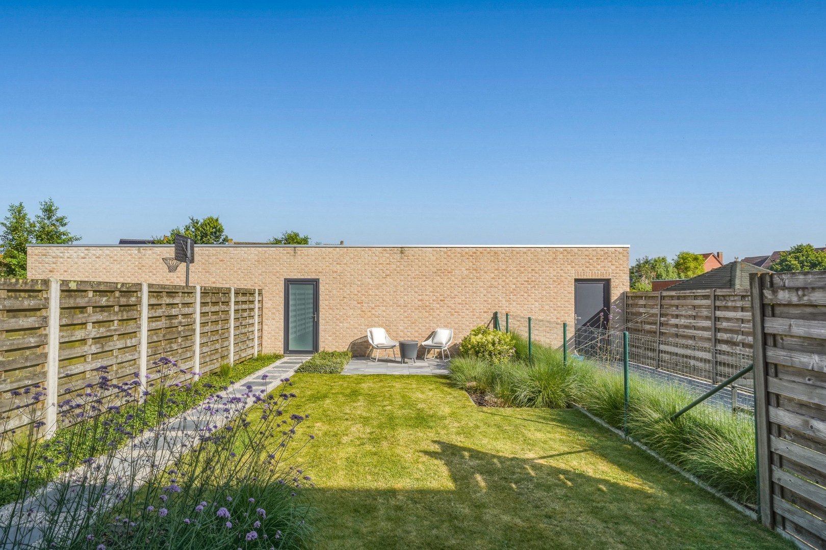 Instapklare recente woning met zeer ruime garage en tuin in Oudenburg 