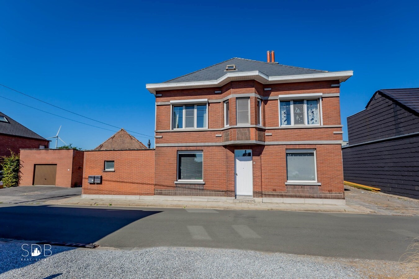 Hedendaagse woning met diverse bijgebouwen op 8.255m² 