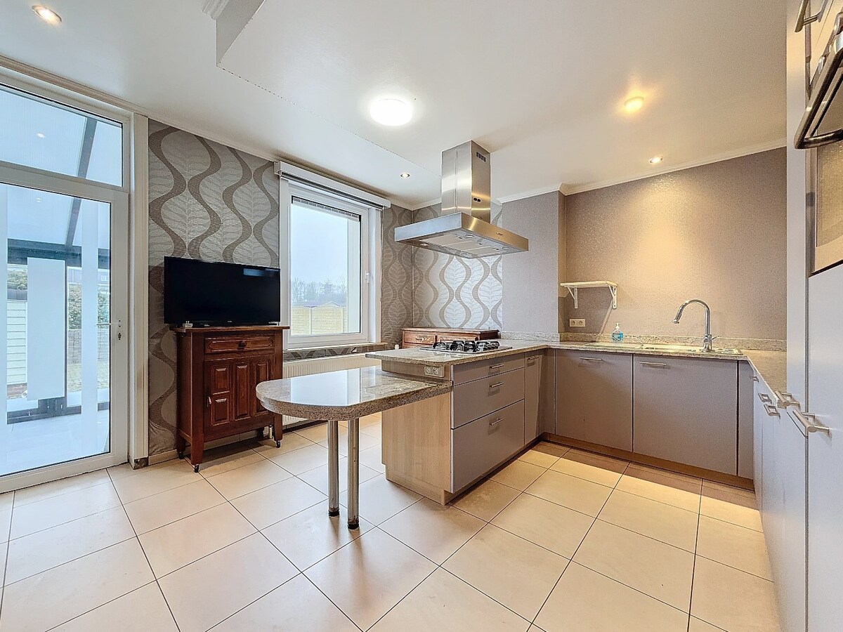 Statige woning met garage en ruime tuin te centrum Zottegem 