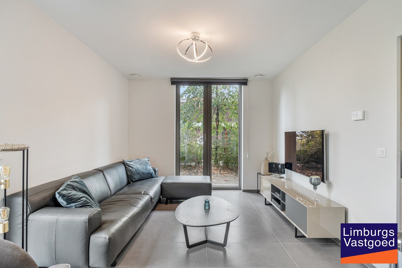 Exclusief gelijkvloers appartement met ruime terrassen, 2 slpk, extra brede autostaanplaats, centrum Genk 