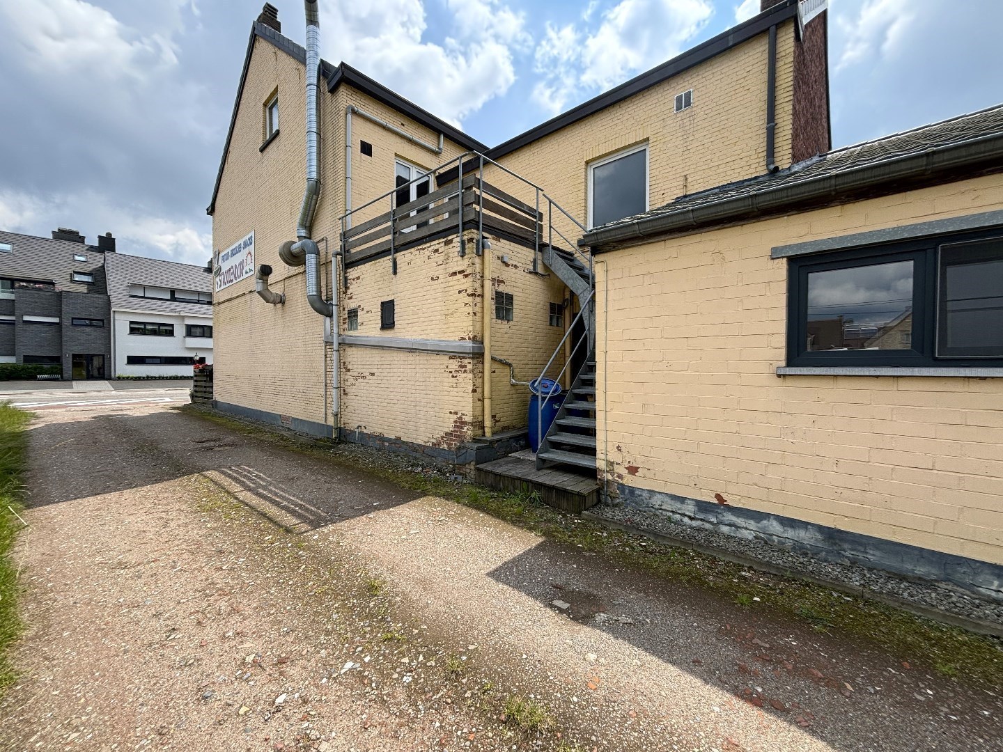 Frituur met volledige inboedel en bovengelegen appartement in Leopoldsburg 