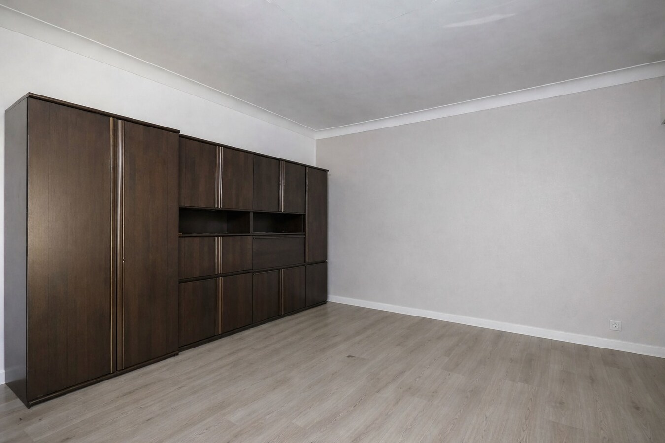 Unieke Gelijkvloerse Villa te Roeselare op 1620m² met 242m² bewoonbare oppervlakte! 