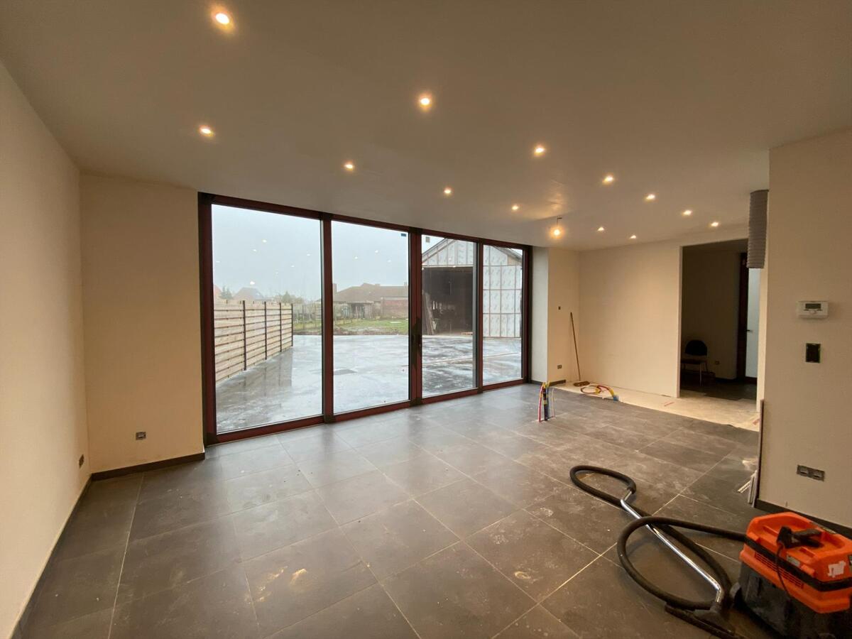 Ruime, energiezuinige nieuwbouwwoning met loods te Brielen 