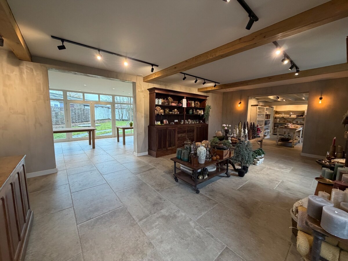 Multifunctioneel commercieel pand op toplocatie. 