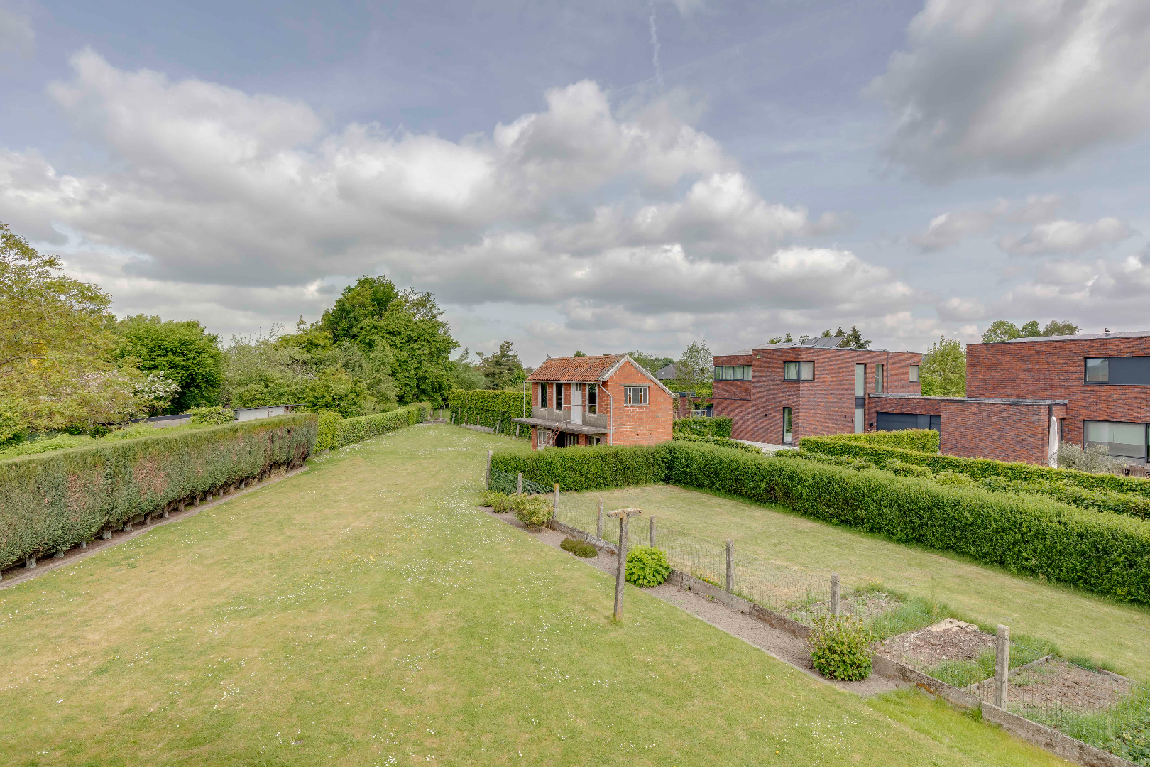 Residentieel gelegen open bebouwing met 5 slaapkamers en grote tuin 