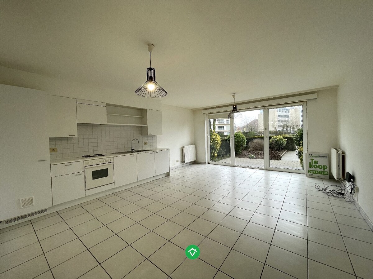 Gelijkvloers appartement met één slaapkamer, tuin en garage in centrum Roeselare 