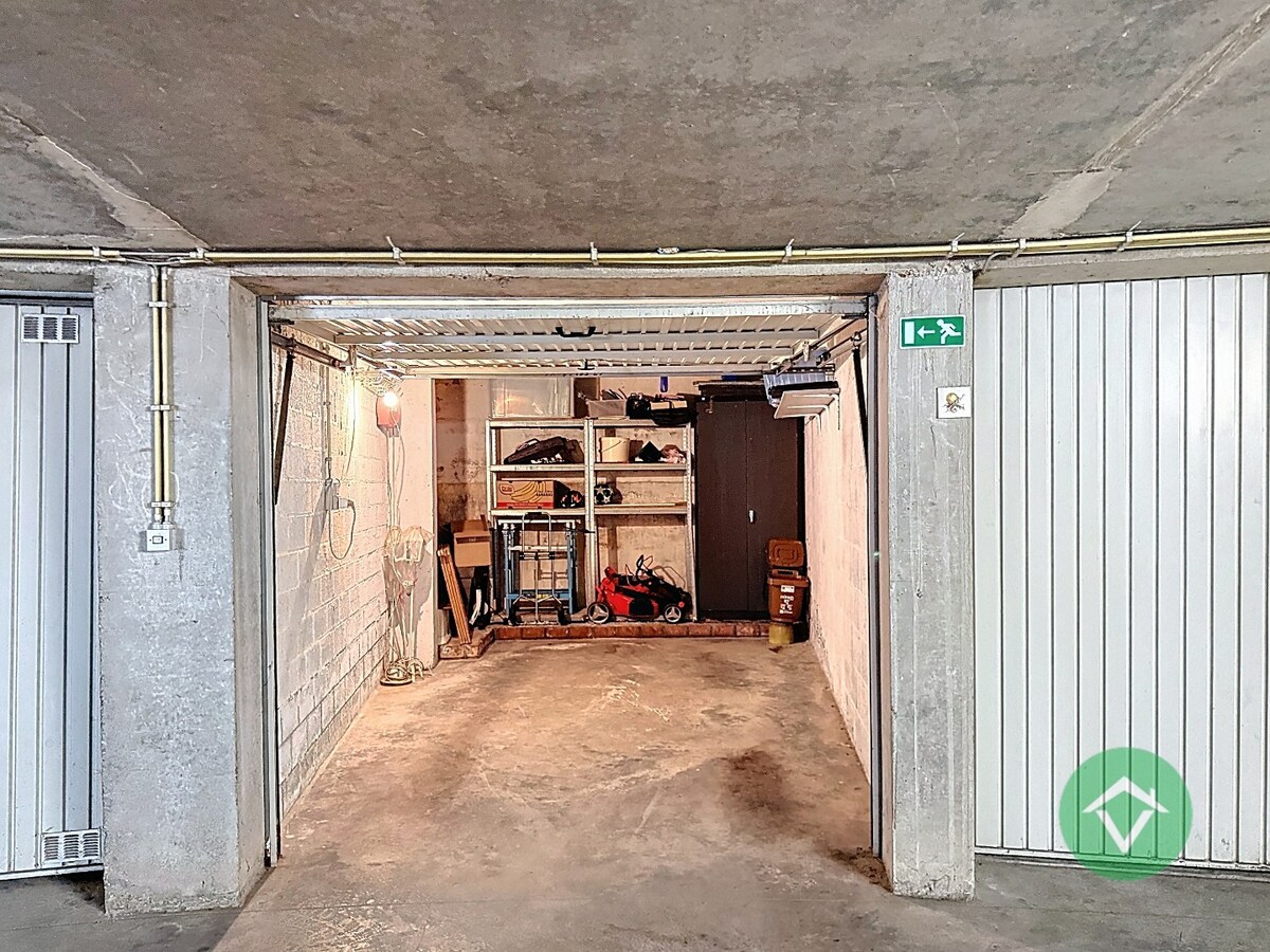 Volledig gerenoveerd handelspand met woonst en garage te Koekelare 