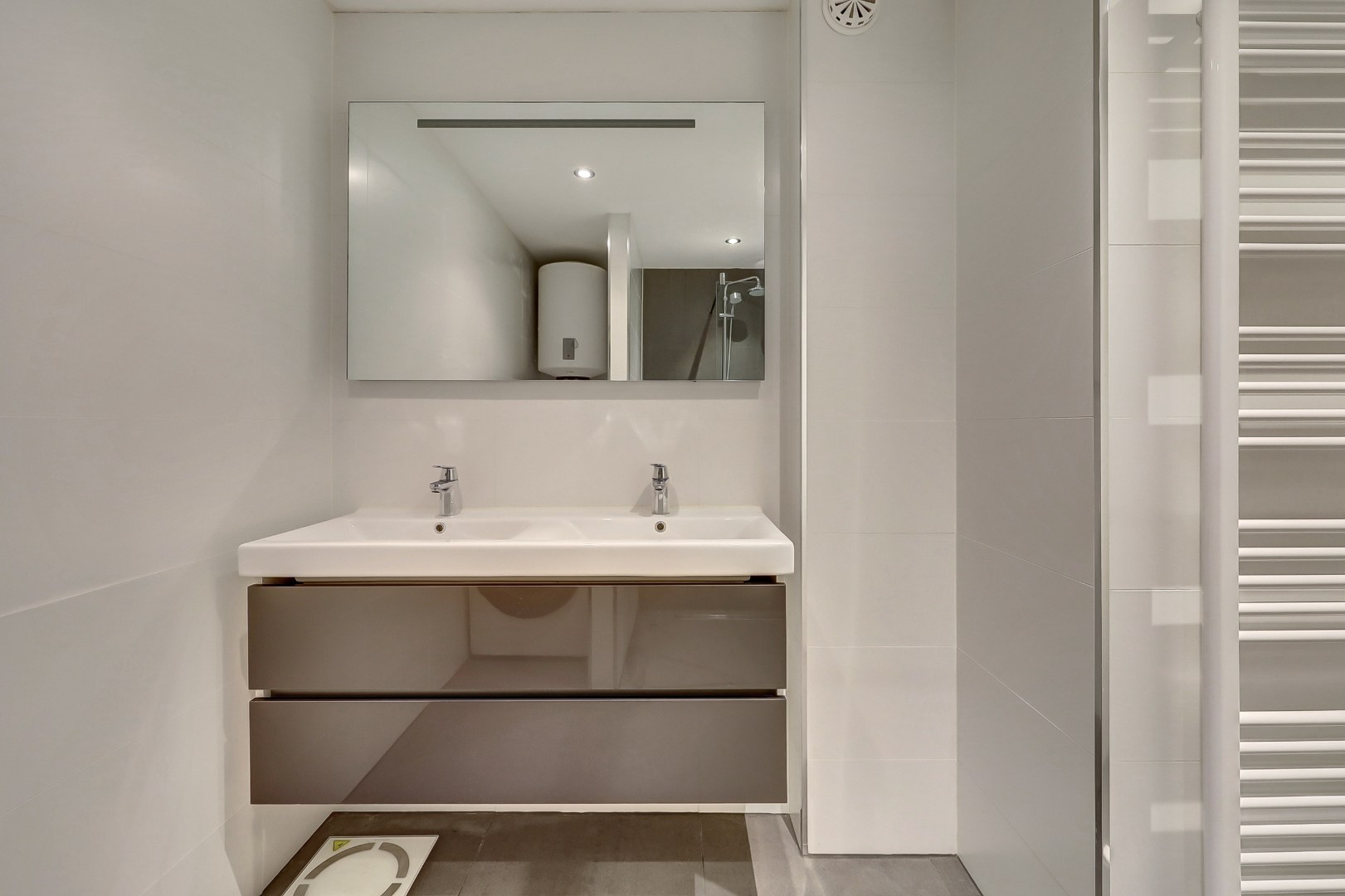 Instapklaar 2-kamer appartement op de 6e verdieping met moderne keuken en badkamer, balkon, berging in de onderbouw en gelegen op eigen grond. 