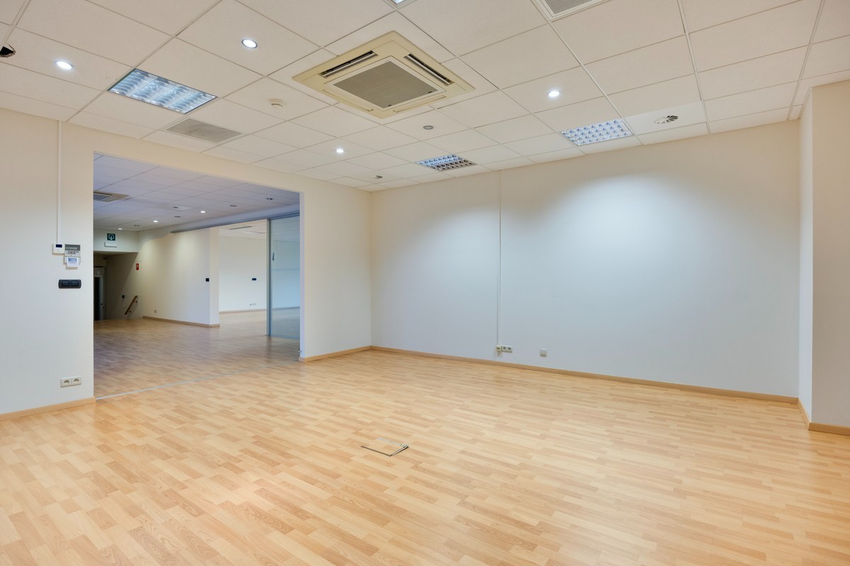 Kantoor te koop in het industriepark te Haasrode/Heverlee met 14 parkings - opp. 626 m² - verkoop van aandelen 