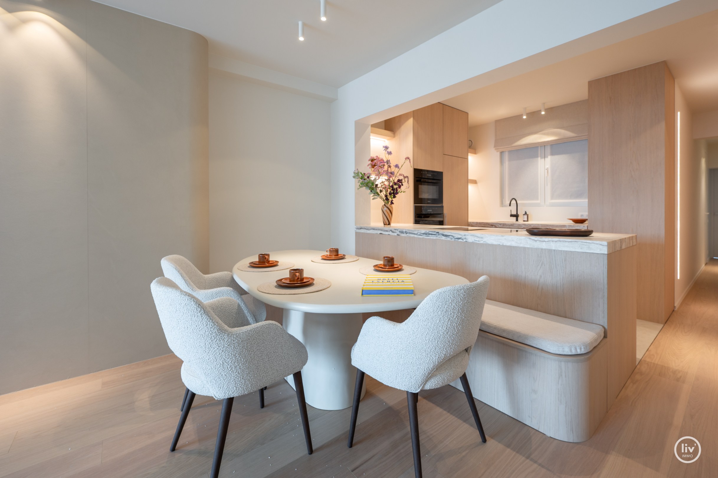Magnifique appartement rénové de 3 chambres avec vue dégagée situé sur l'avenue Jozef Nellens à Knokke. 