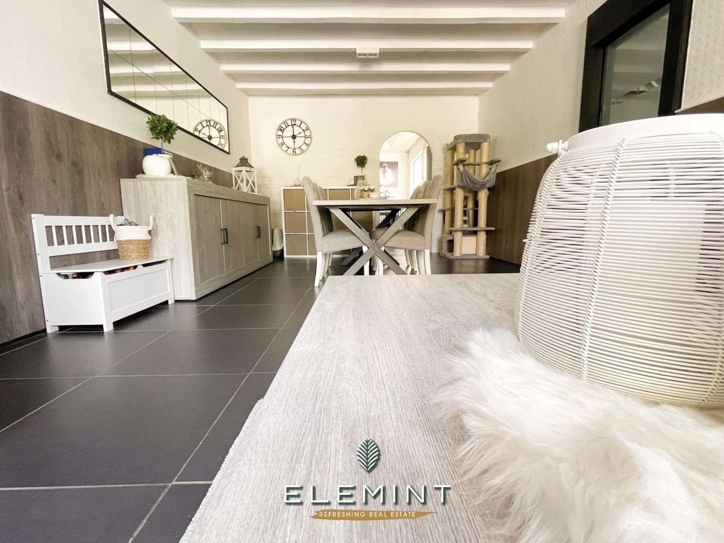 Klassevol en luxueus gerenoveerde hoekwoning op wandelafstand centrum Zwevegem 