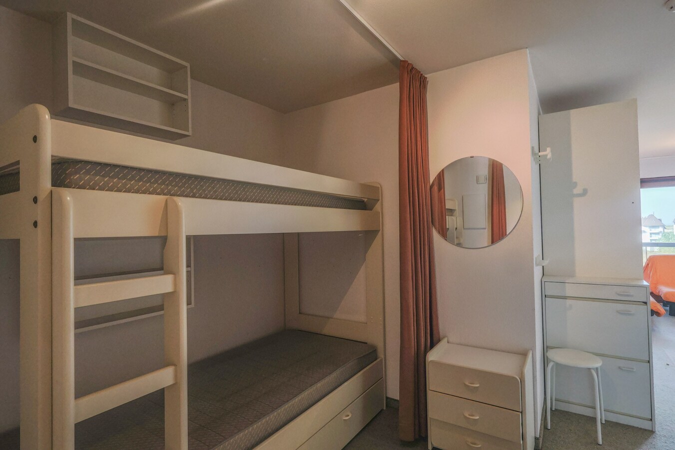 Studio ensoleillé avec vue sur les dunes à distance de marche de la mer à Oostduinkerke 