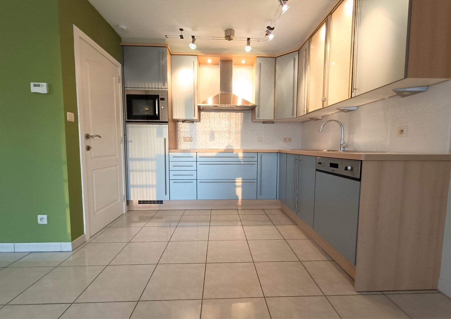 RUIM DUPLEX APPARTEMENT MET TERRAS EN AUTOSTAANPLAATS 