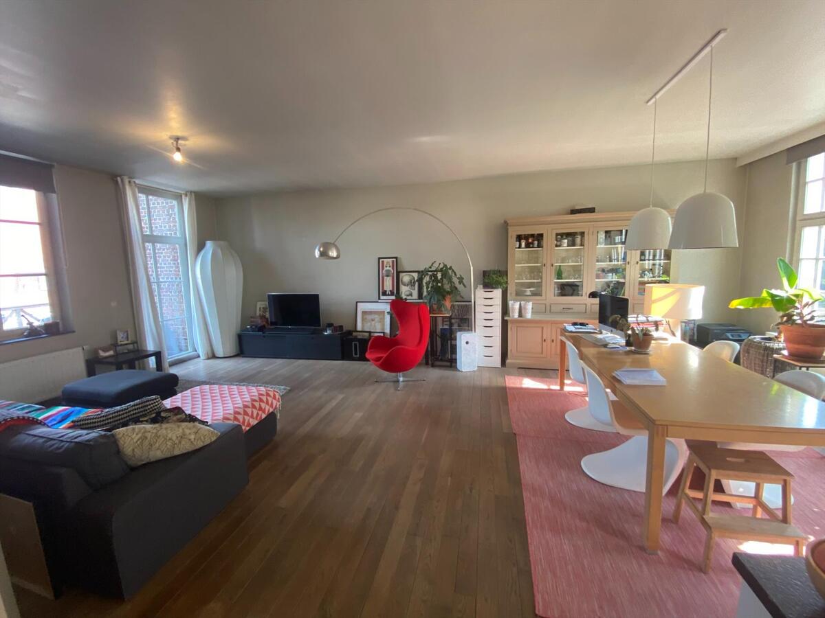 Uitstekend gelegen, duplex-appartement met 3 slaapkamers en garage 