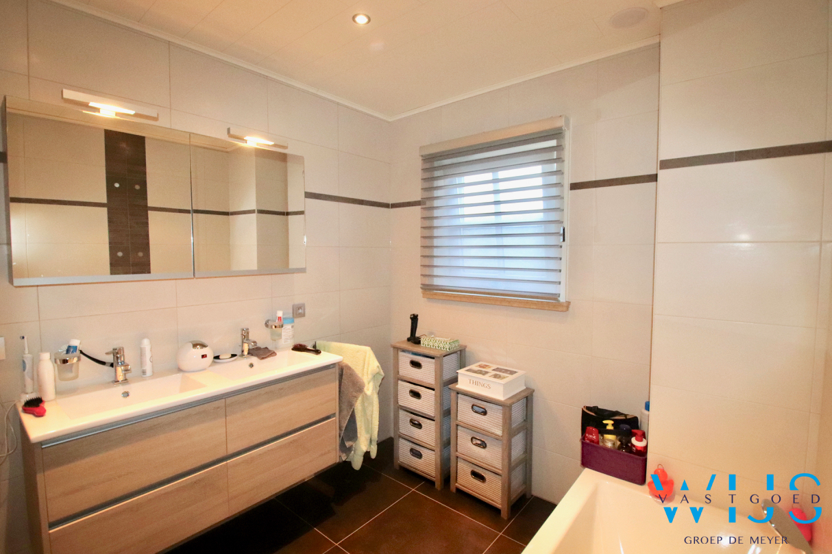 Instapklaar woonhuis met 4 slaapkamers op 936m² te Zelzate! 