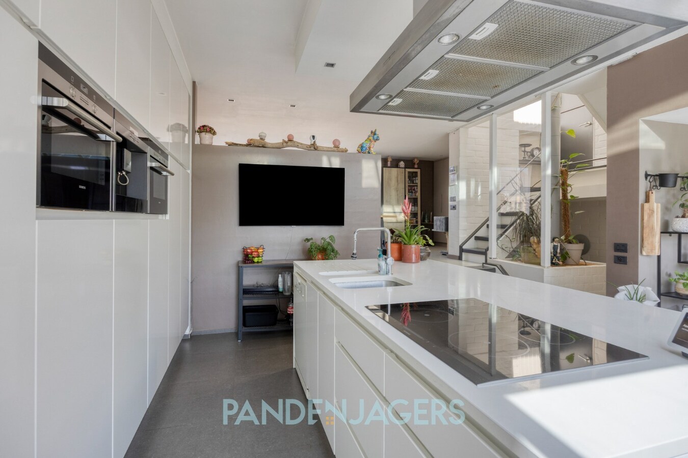 Modern en lichtrijk halfopen bebouwing op uitzonderlijke locatie te Kontich 