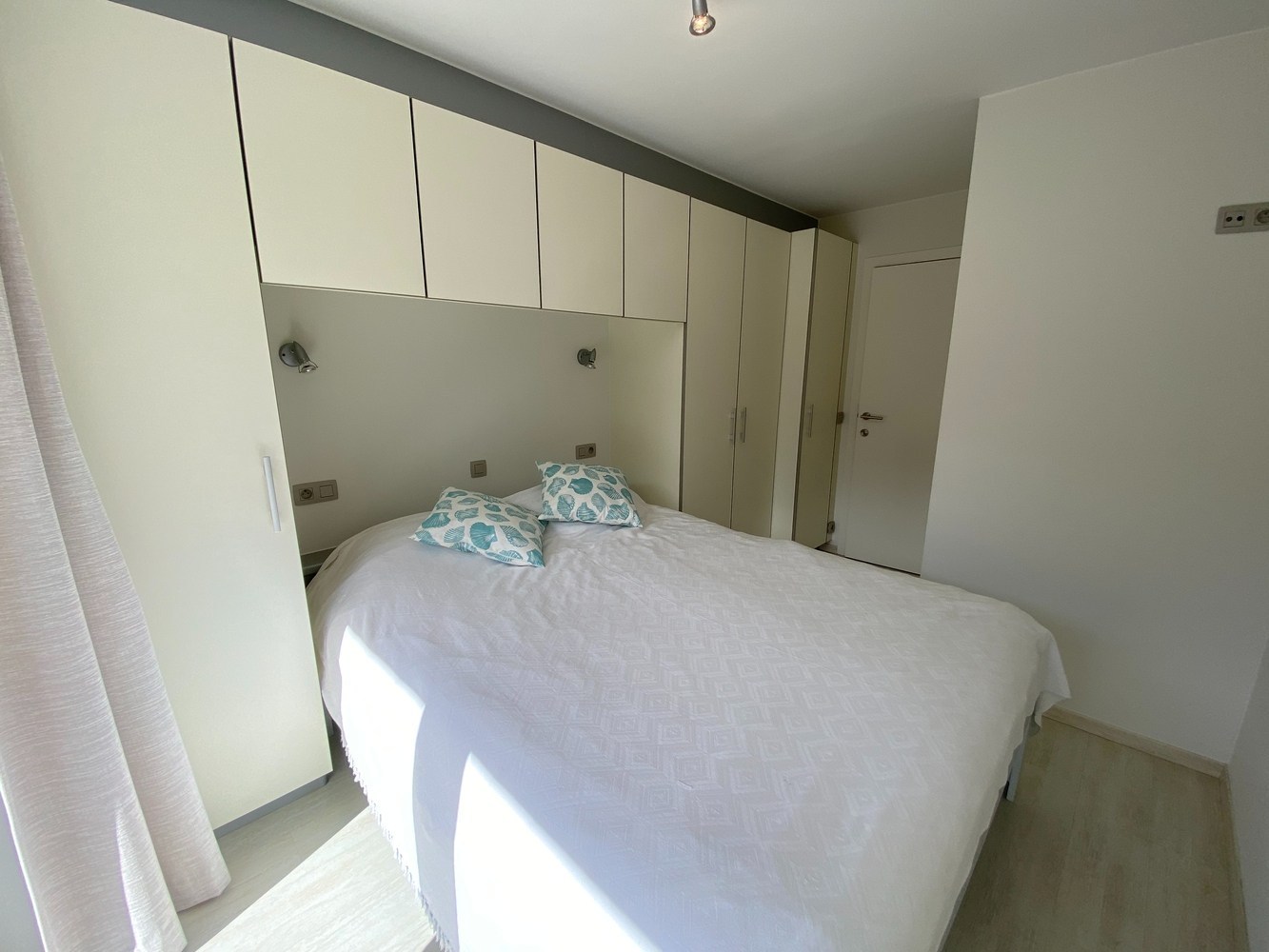 GEMEUBELD - Super gelegen en perfect onderhouden appartement, gelegen in de Van Bunnenlaan. 