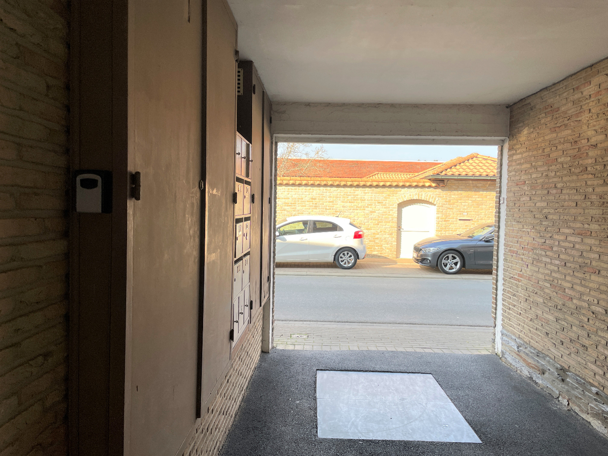 Gelijkvloers appartement met 2 slaapkamers en garage te centrum Roeselare 