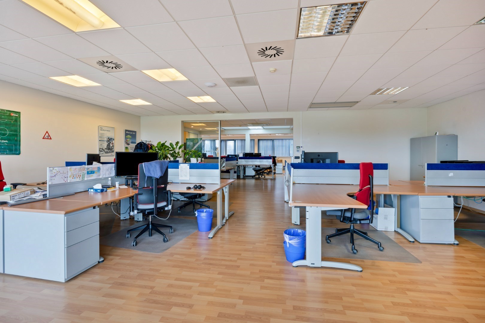 Kantoor te koop in het industriepark te Haasrode/Heverlee met 14 parkings - opp. 626 m² - verkoop van aandelen 