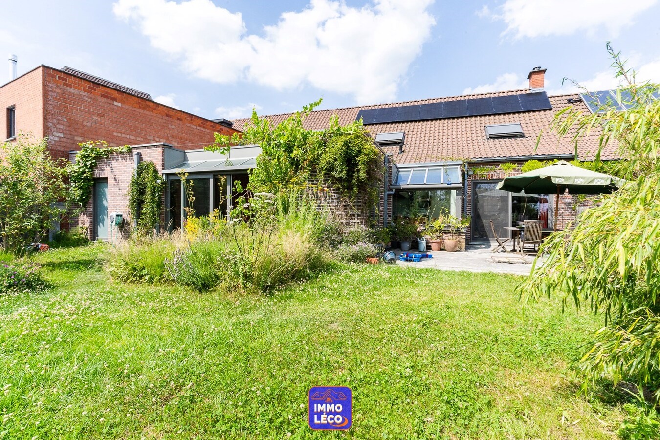 Maison aux volumes impressionnants, érigée sur 1457m², 4 garages, TOP SECTEUR ! COUP DE COEUR ! 