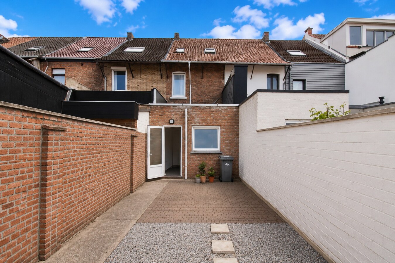 Te koop: Gezellige stadswoning met 5 slaapkamers en diepe tuin op centrale ligging Sint-Niklaas! 