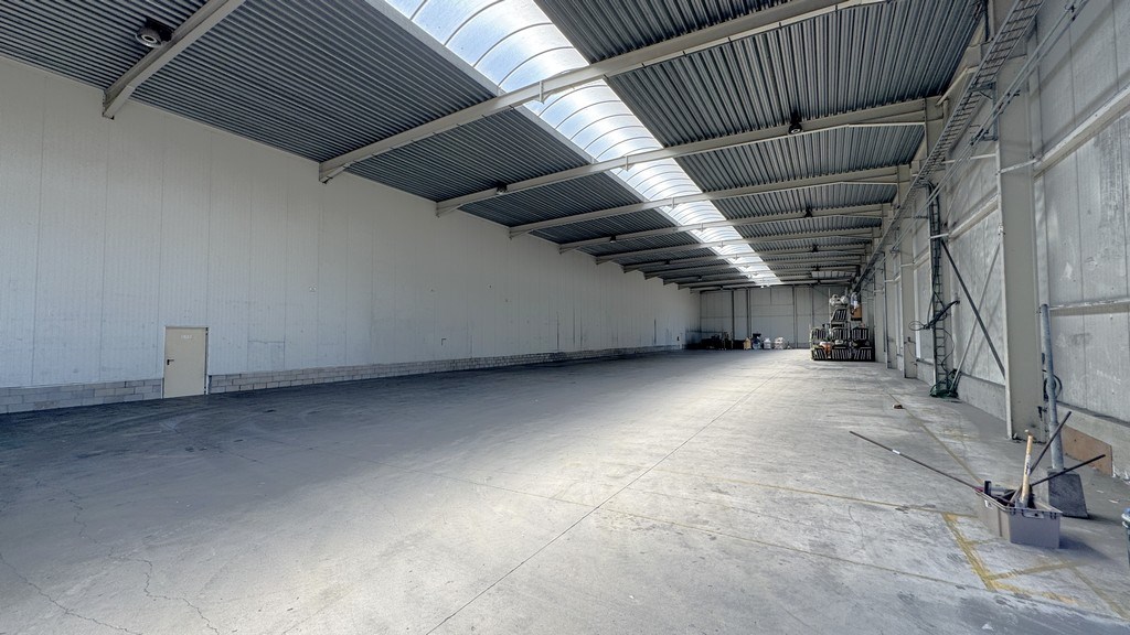 Loodsen met buitenopslag te huur in Rumst