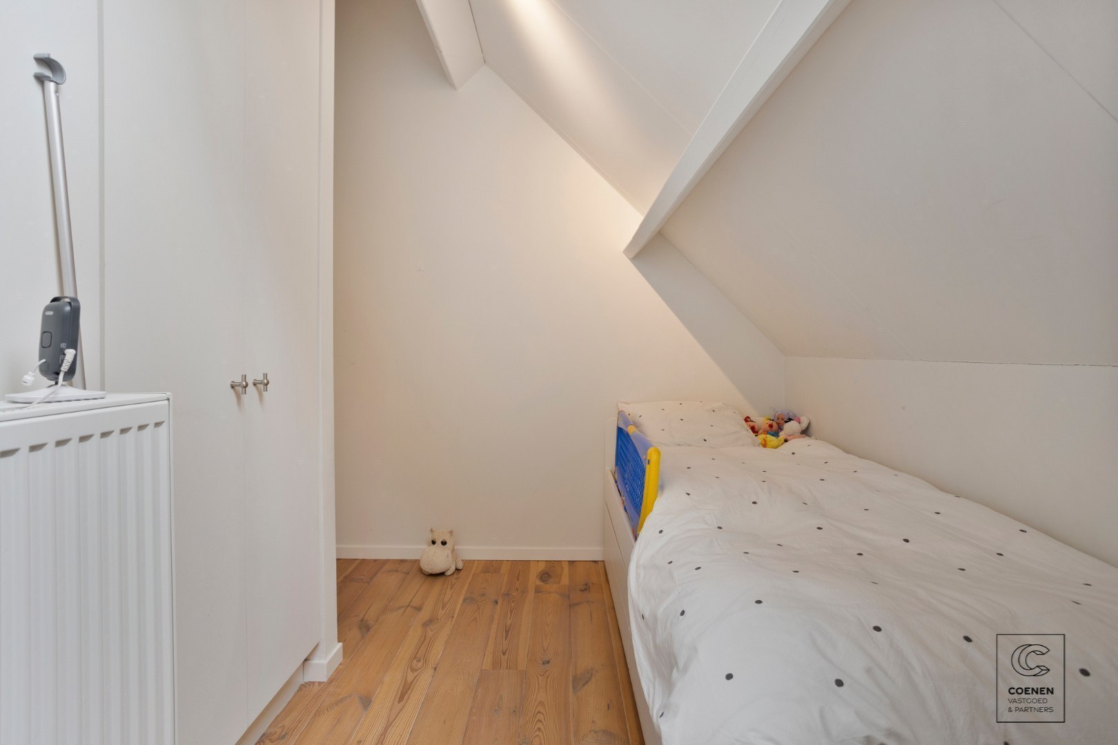 Prachtige woning met een bew. opp. van 302 m², 6 slpk, 3 bk en prachtige tuin met zwembad 