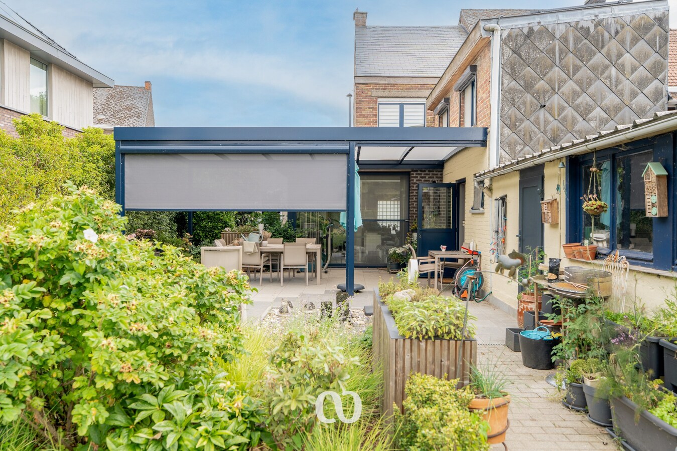 Instapklare woning met zonnepanelen, prachtige tuin en garage 