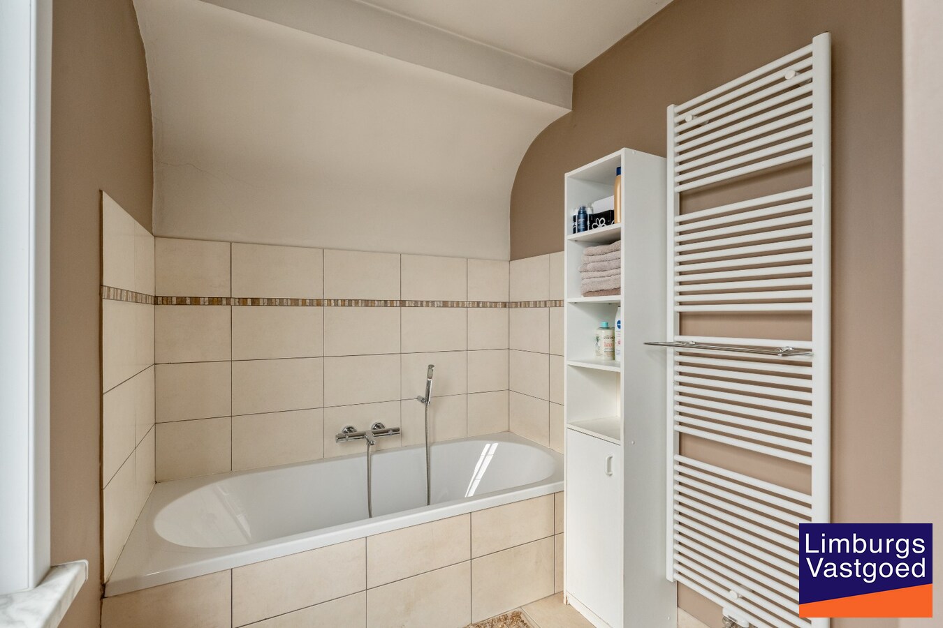 Centraal gelegen woning, 4 slpk, 180 m² bewoonbare oppervlakte, 9a 99ca 