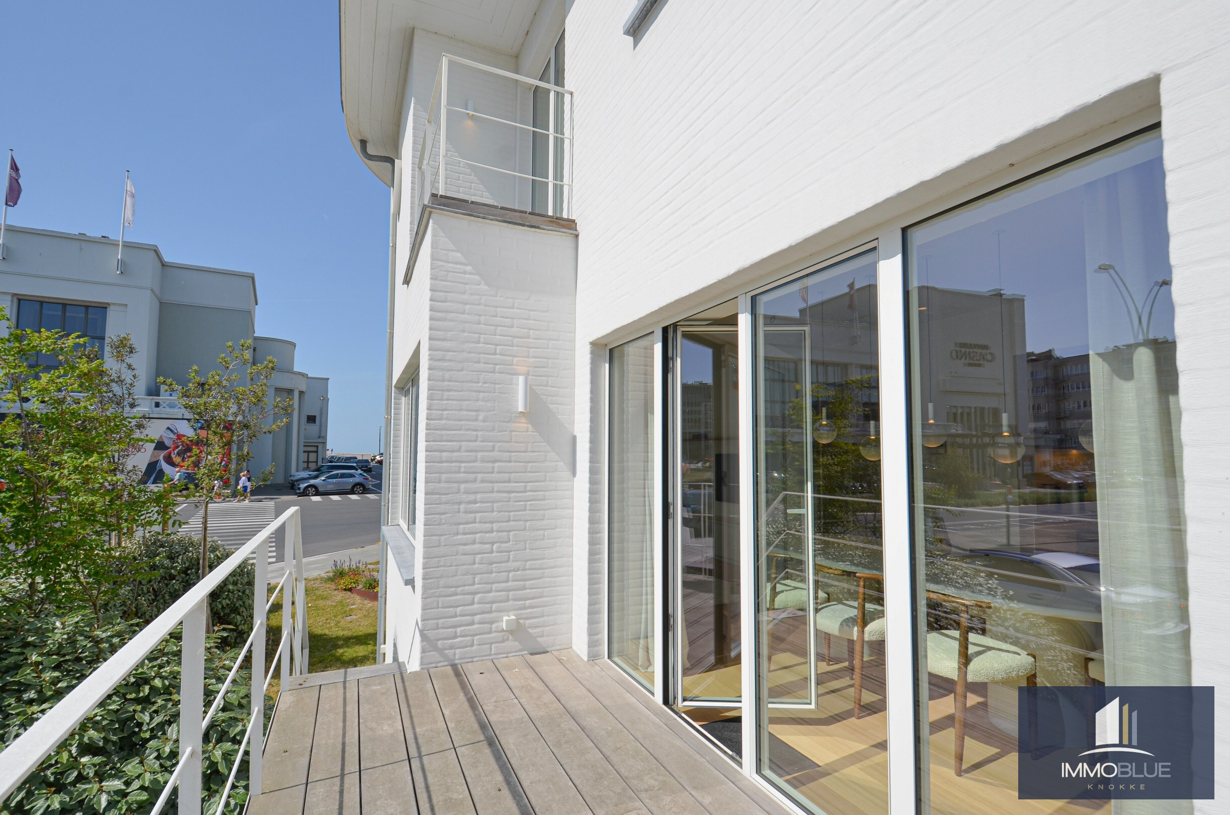 Exclusieve villa: Uitzonderlijk volledig gerenoveerde villa met frontaal zeezicht. 