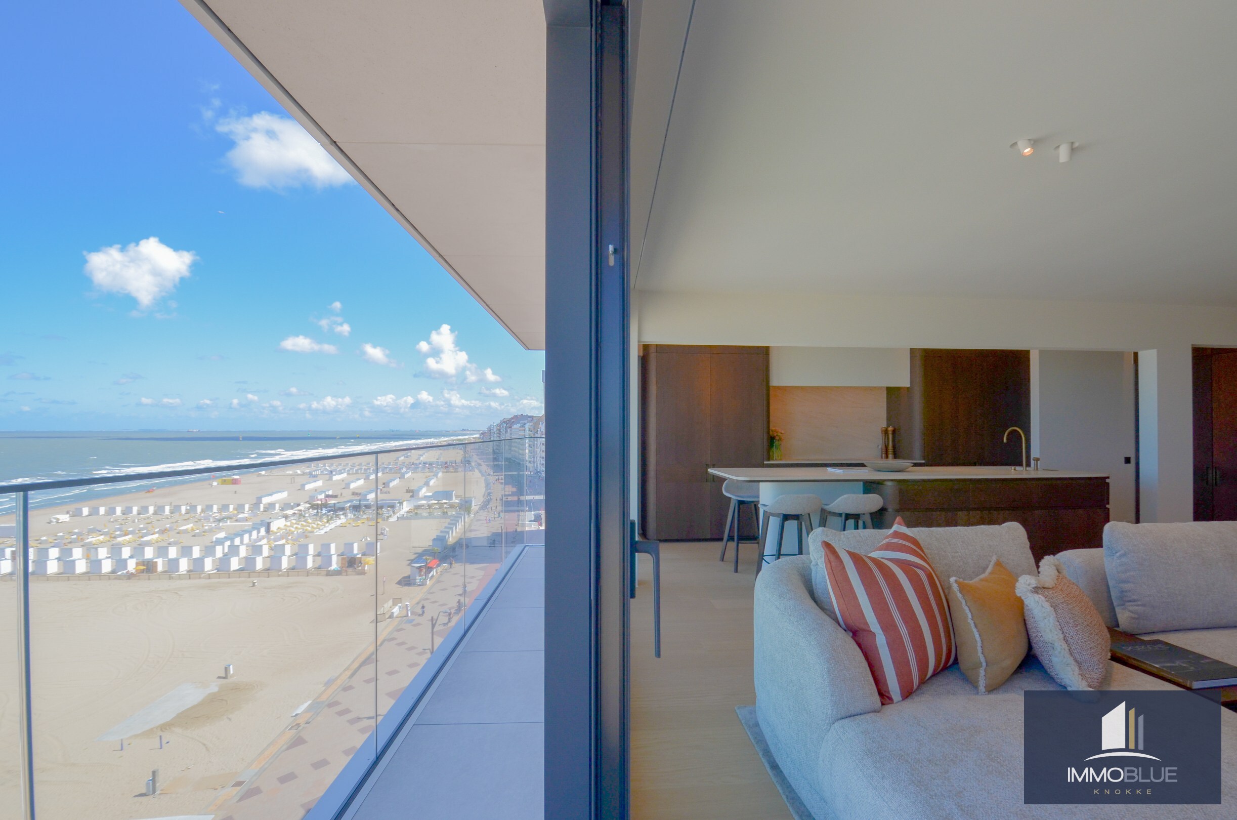 Uitzonderlijk gerenoveerd appartement met frontaal zeezicht in het Zoute. 