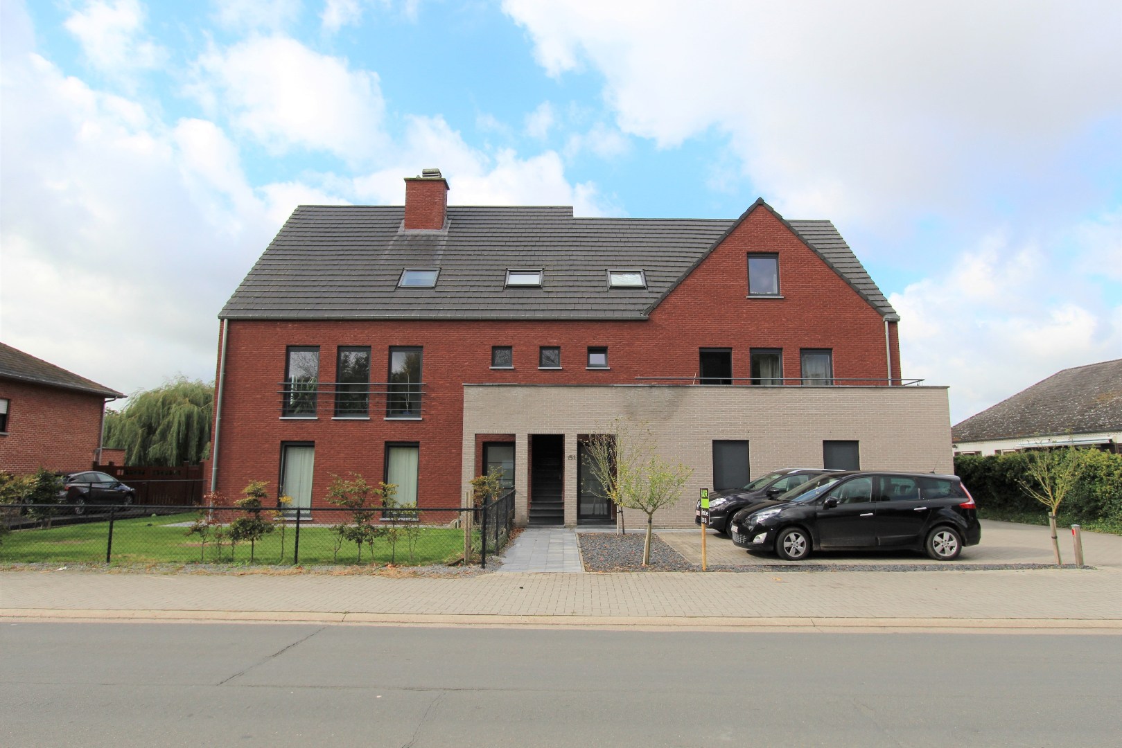 RUIM GELIJKVLOERS APPARTEMENT MET TUIN EN GARAGE 