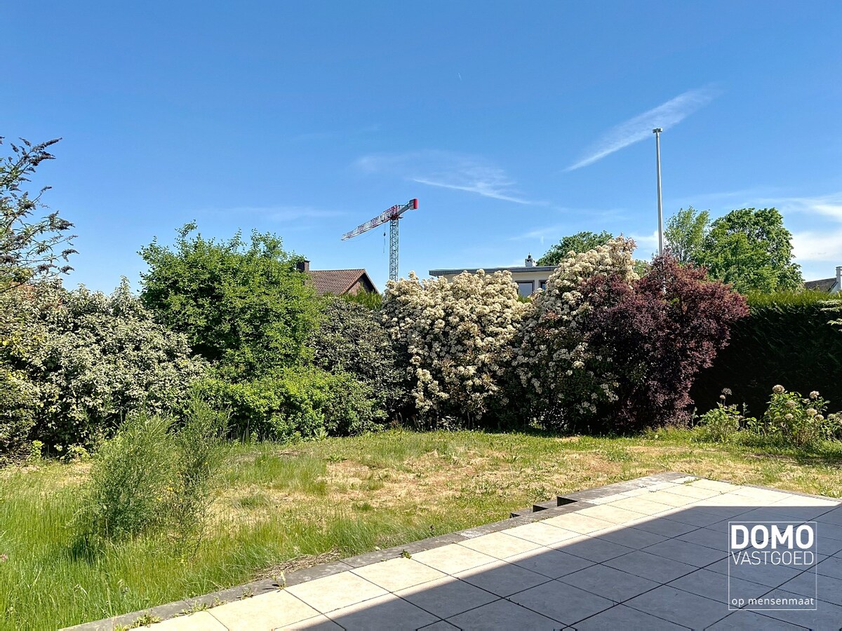 RUIME GEZINSWONING MET TUIN EN GARAGE TE KERMT 