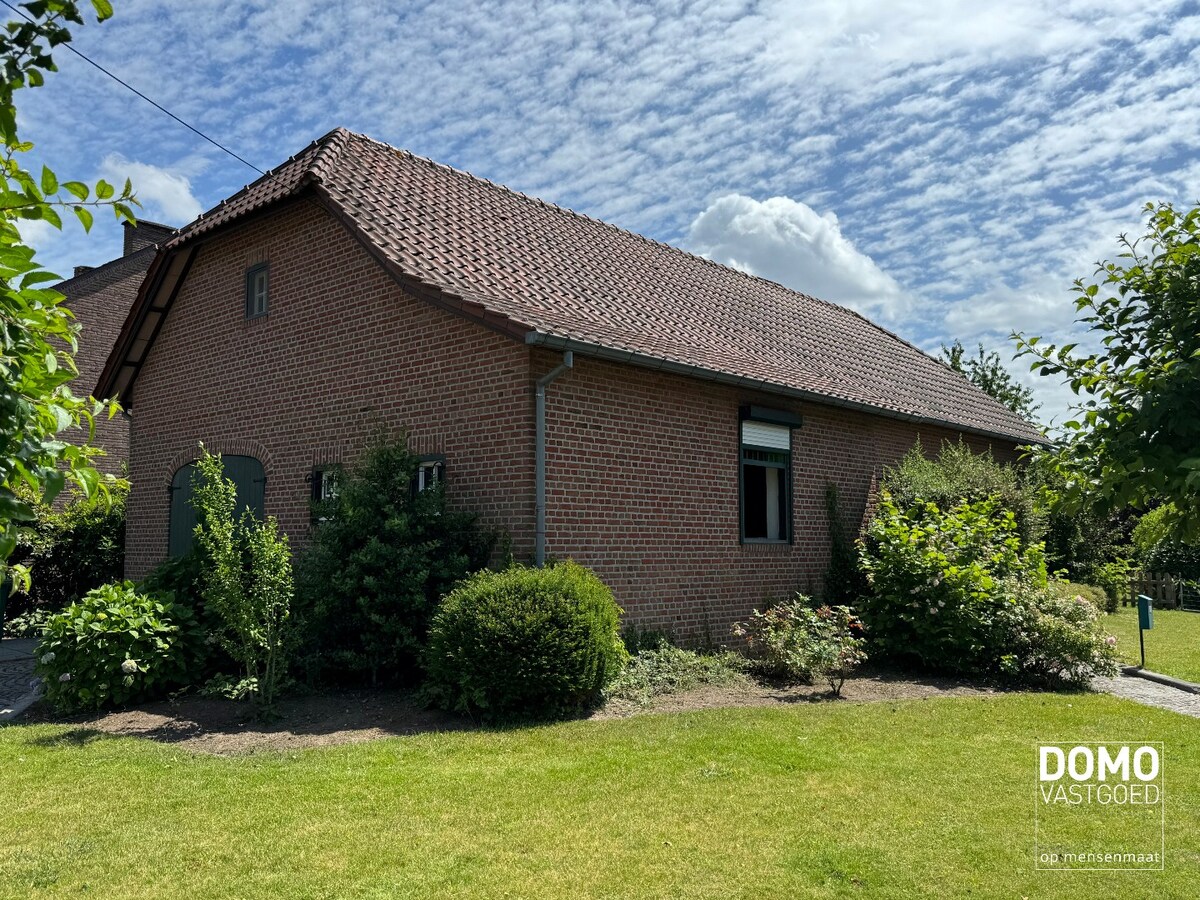 Charmante open bebouwing met 3 slaapkamers, 2 badkamers en prachtige tuin te huur 