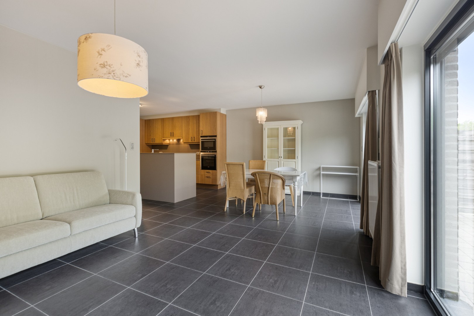 Instapklaar gelijkvloers appartement met 2 slpk. en ruim terras in Geel 