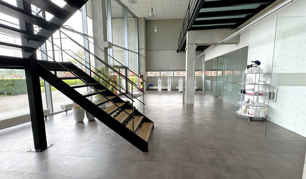 Bedrijfsgebouw met buitenopslag te huur vlakbij E17 in Zwijndrecht