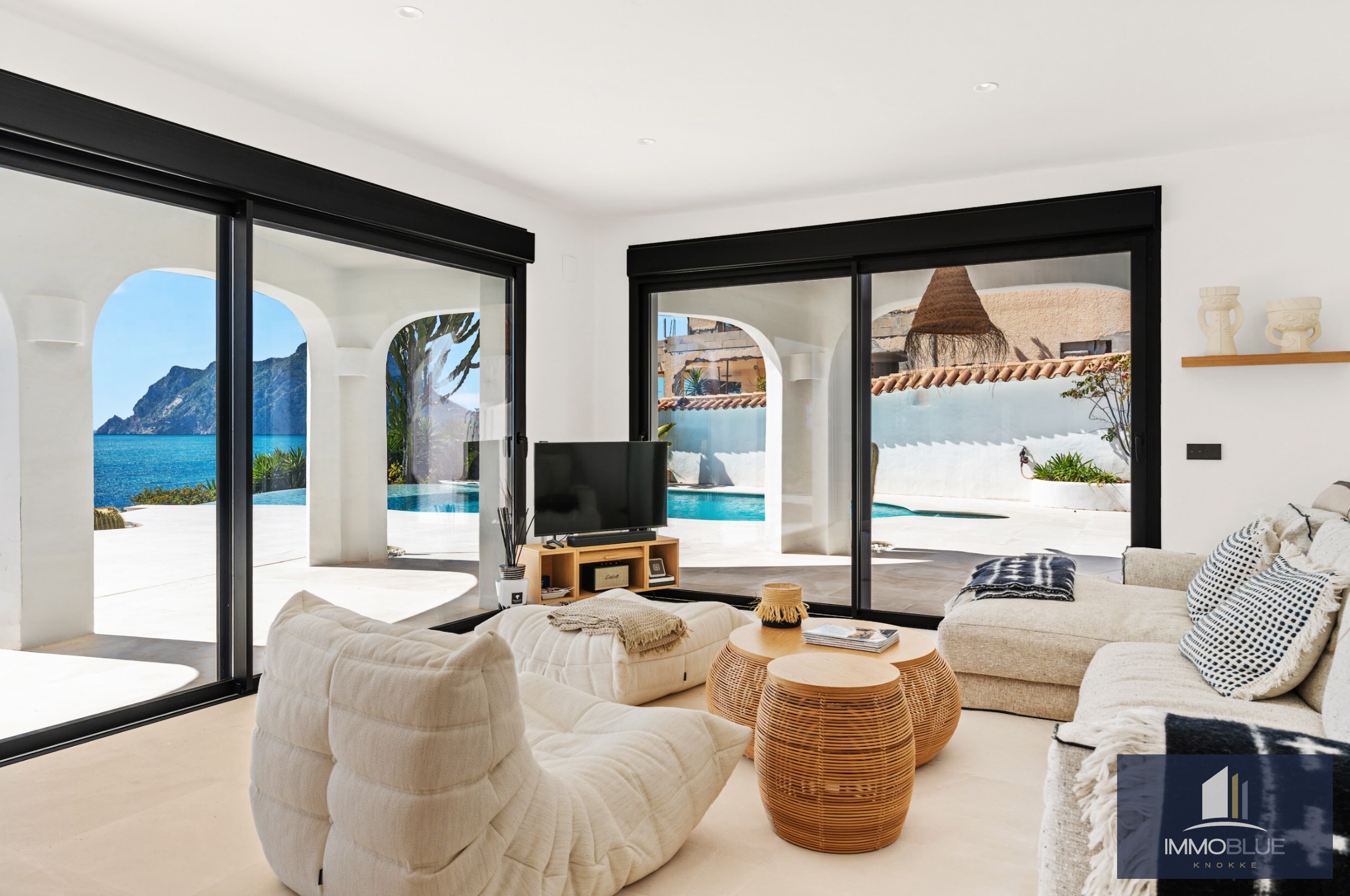 Villa méditerranéenne moderne avec vue mer spectaculaire 