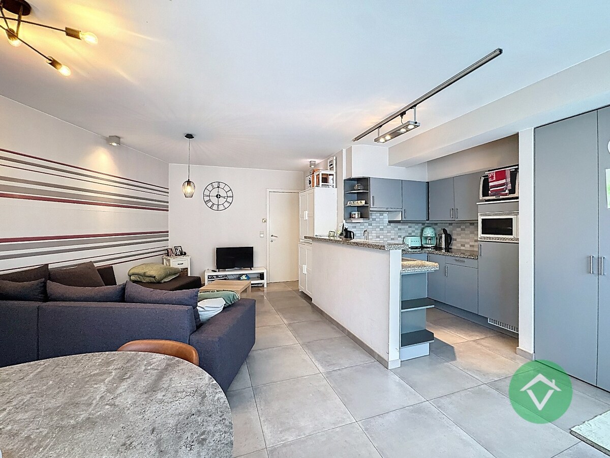 Volledig gerenoveerd handelspand met woonst en garage te Koekelare 