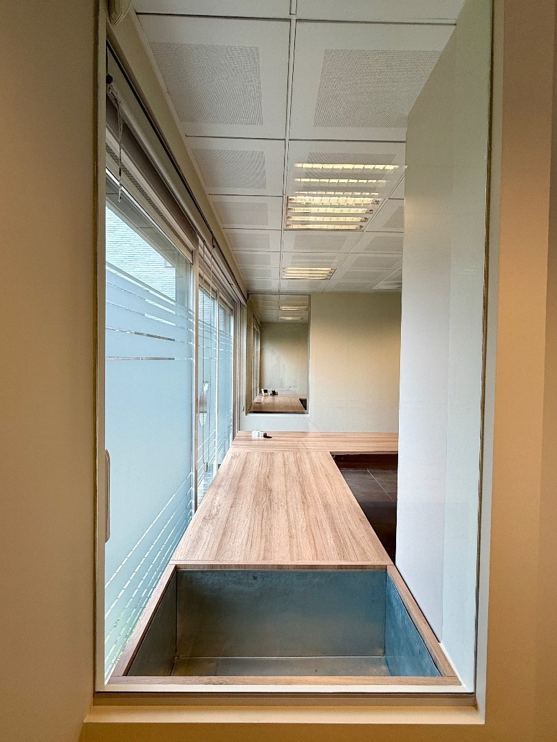 Modern handelpand/kantoor in centrum Oostakker (Gent) 