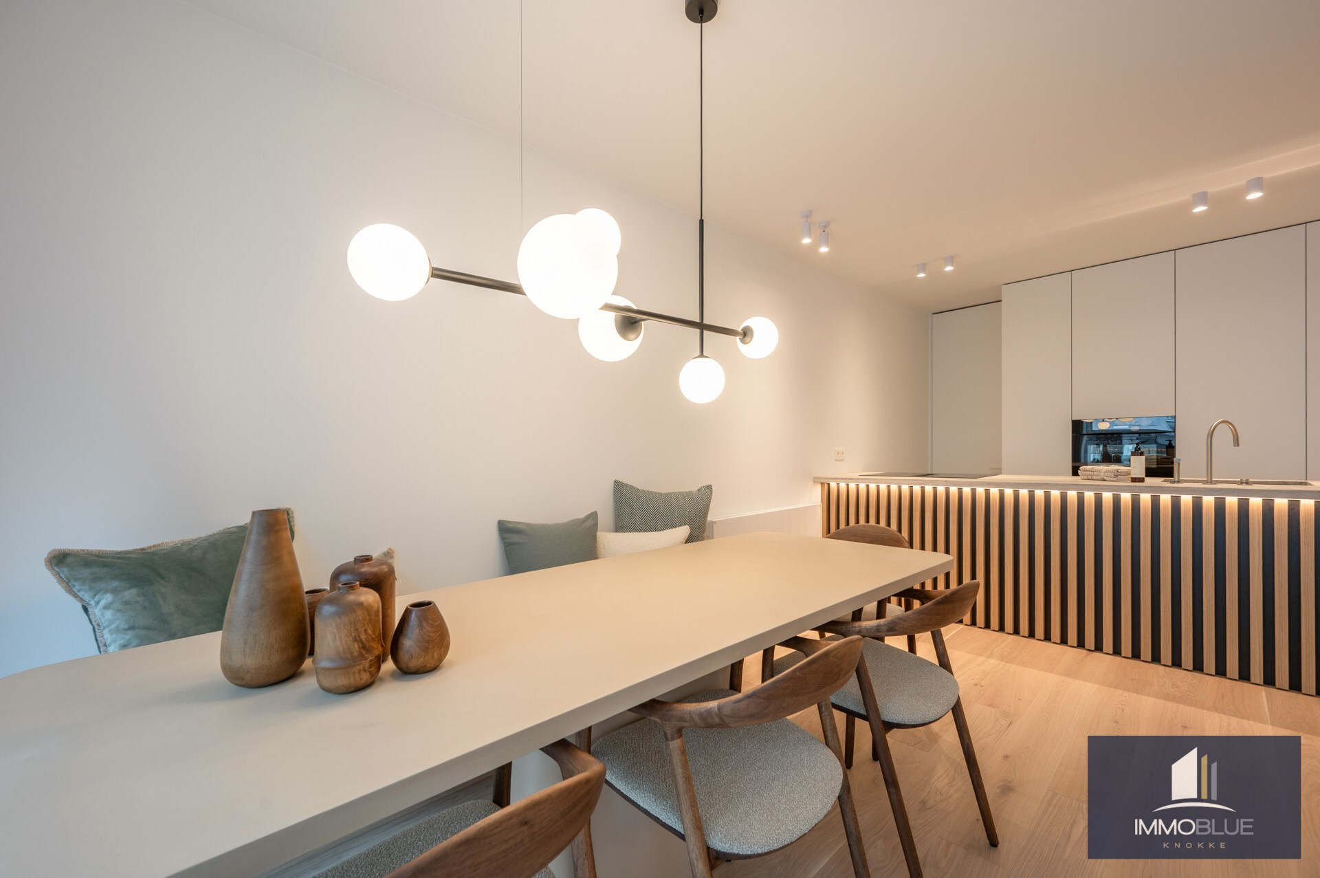 Appartement lumineux, entièrement rénové, avec trois chambres et une largeur de façade d’environ 5,5 mètres, idéalement situé à proximité de l’avenue Dumortier. 