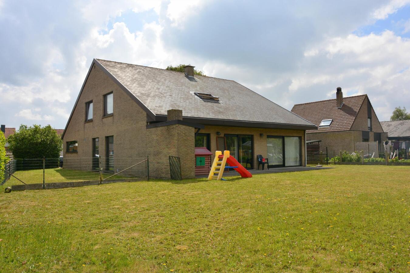 Ruime villa met zonnige tuin en 4 of 5 slaapkamers 