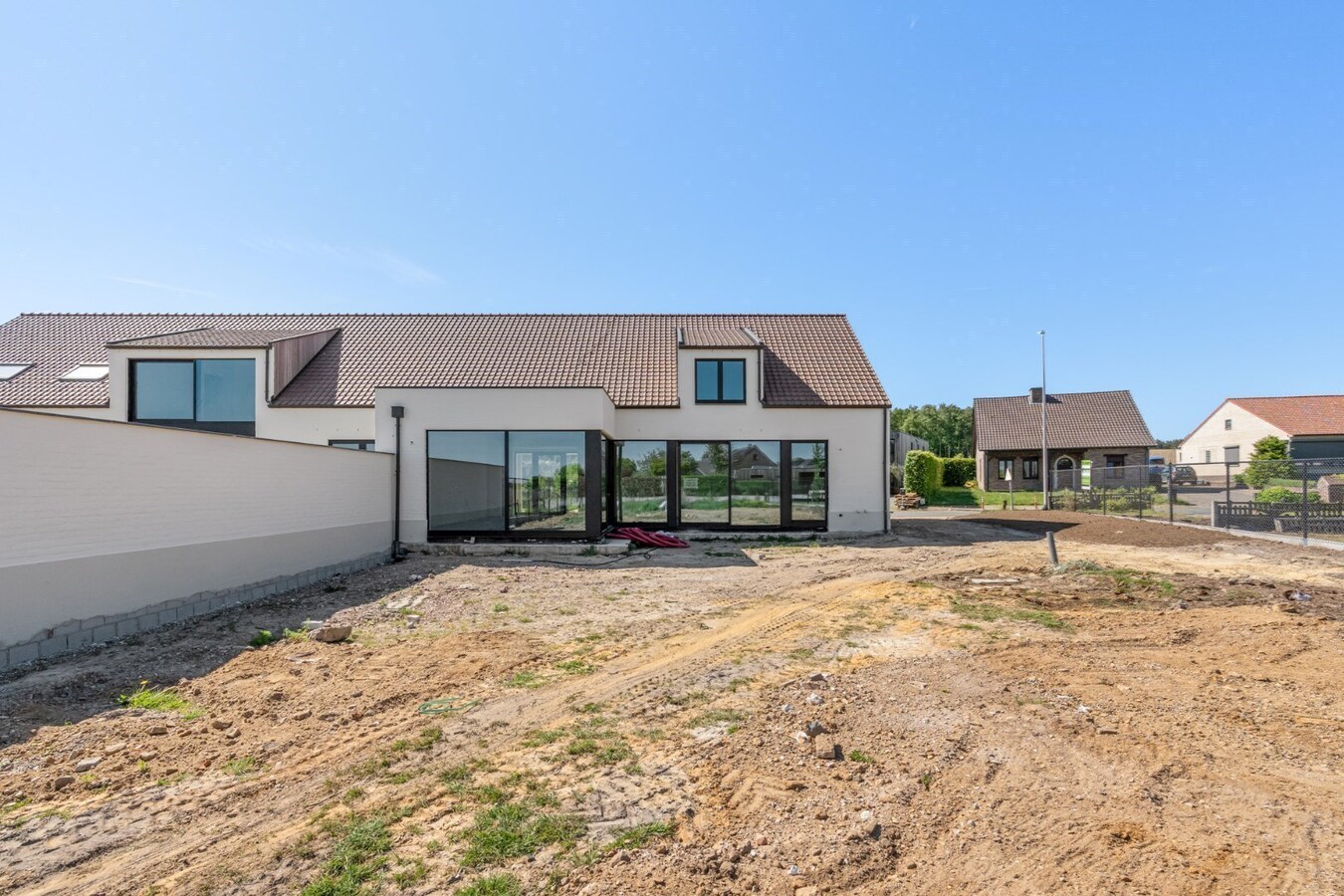 Exclusieve, volledig afgewerkte halfvrijstaande woning na transformatie van bestaande hoeve naar 2 BEN-woningen! 
