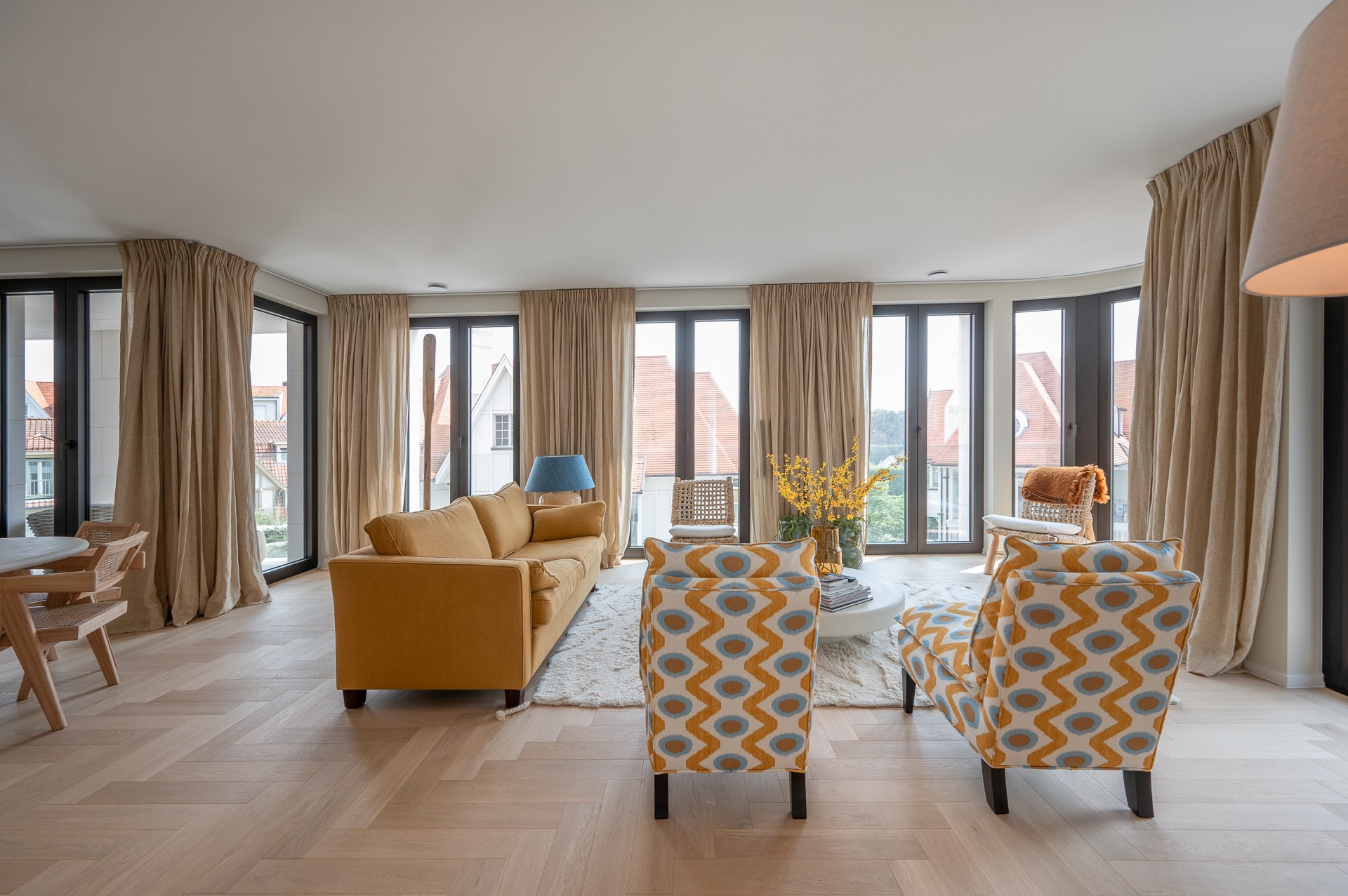 Op de tweede verdieping van de exclusieve residentie Triangle Vert, een gebouw geïnspireerd op de iconische Flat Iron in New York, vindt u dit uitzonderlijke hoekappartement. 