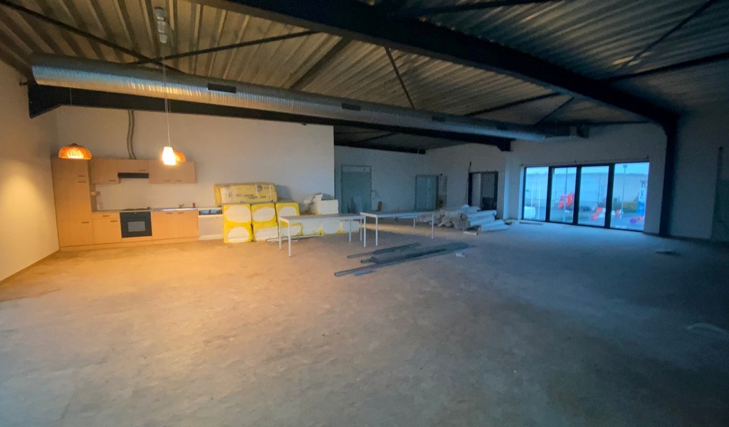 Bedrijfspand te huur vlakbij E17 in Waregem