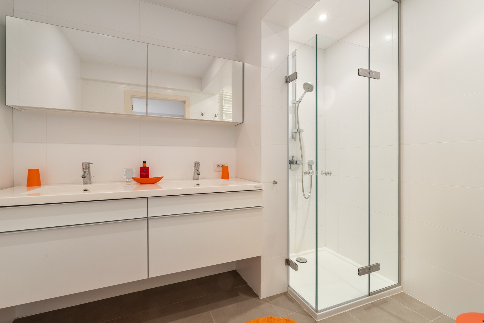 GERENOVEERD APPARTEMENT MET ZIJDELINGS ZEEZICHT: TOPLIGGING !! 