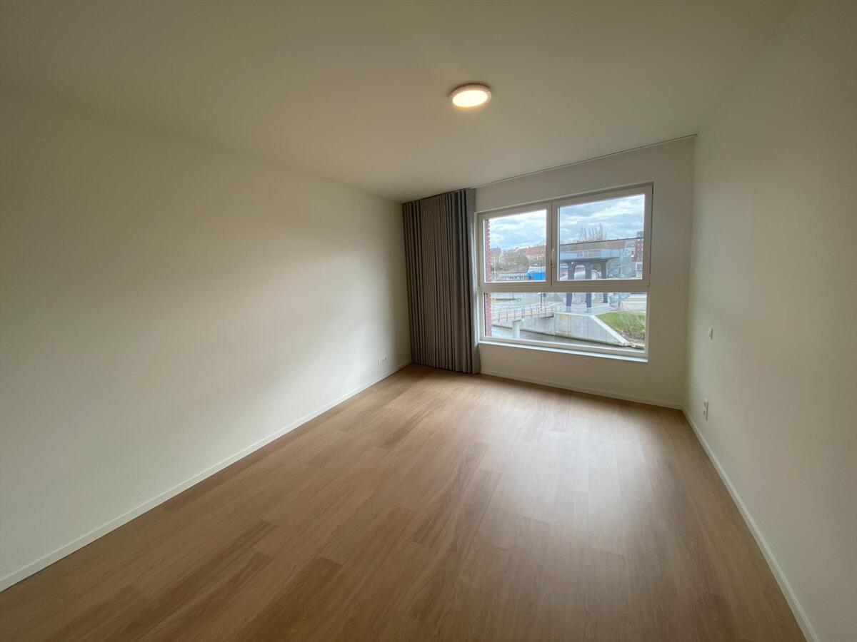 Ruim appartement op de tweede verdieping met prachtig zicht op de Leie 